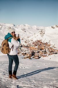 Discover the Alps on foot with Val Thorens pedestrian pass. Perfect for non-skiers looking for scenic mountain adventures.