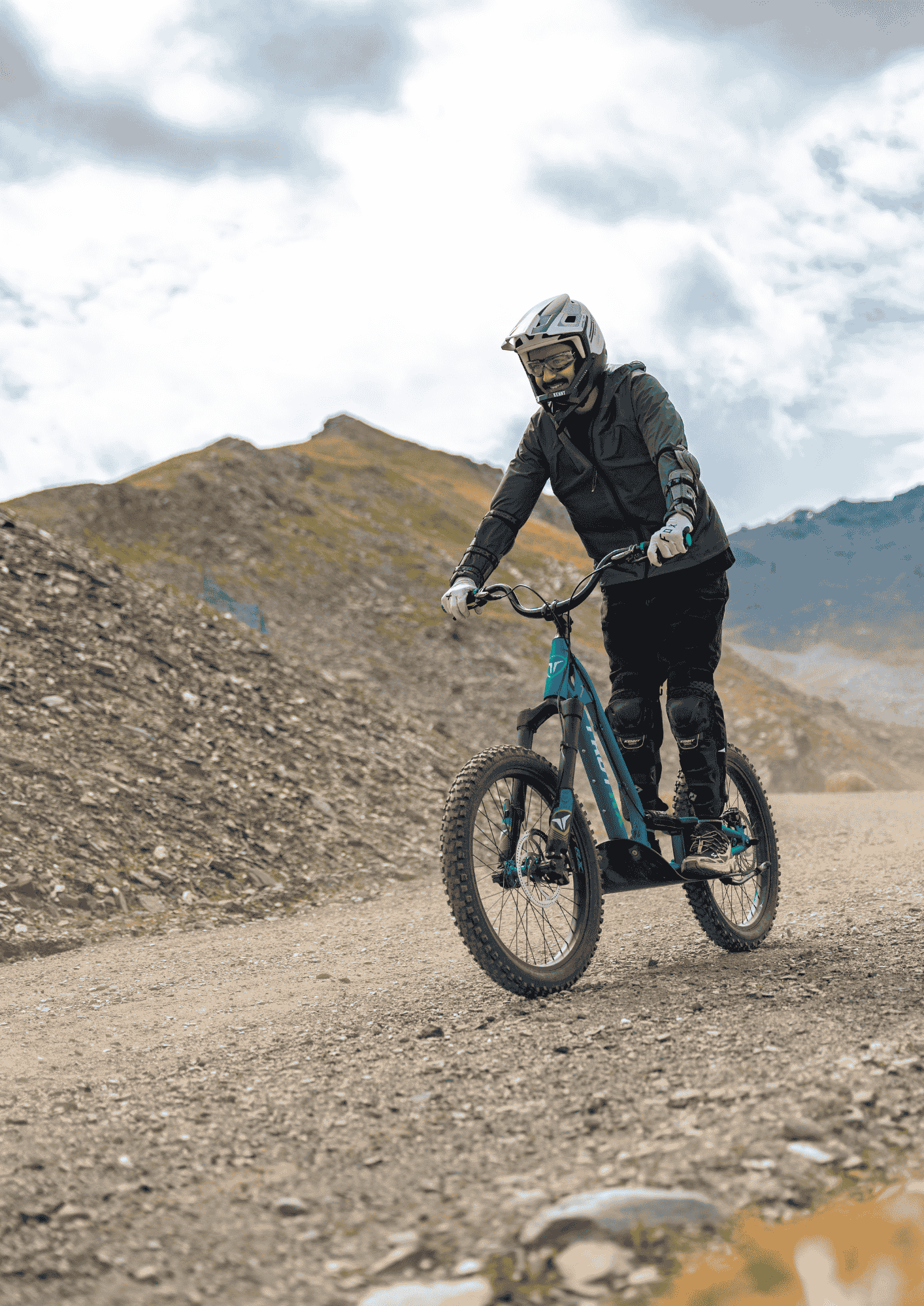 Mountain trotinette à Val Thorens sur une piste de montagne avec panorama alpin.