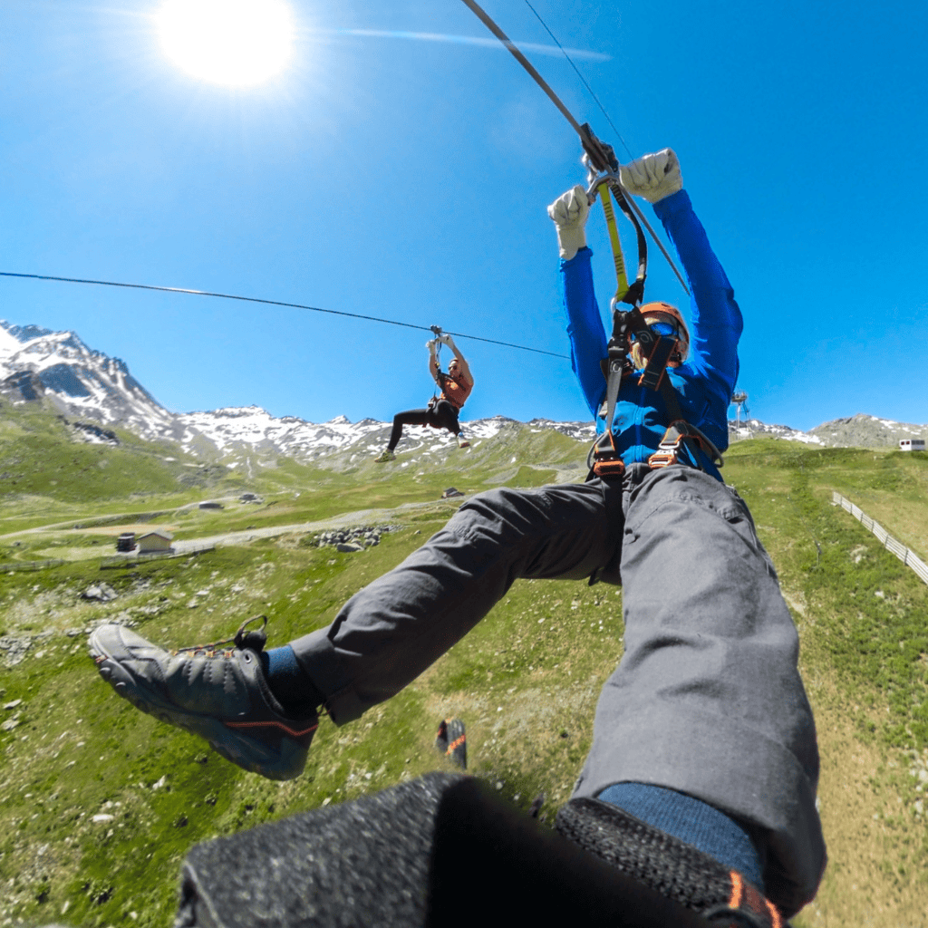 Tyrolienne Bee à Val Thorens au-dessus de la montagne en été