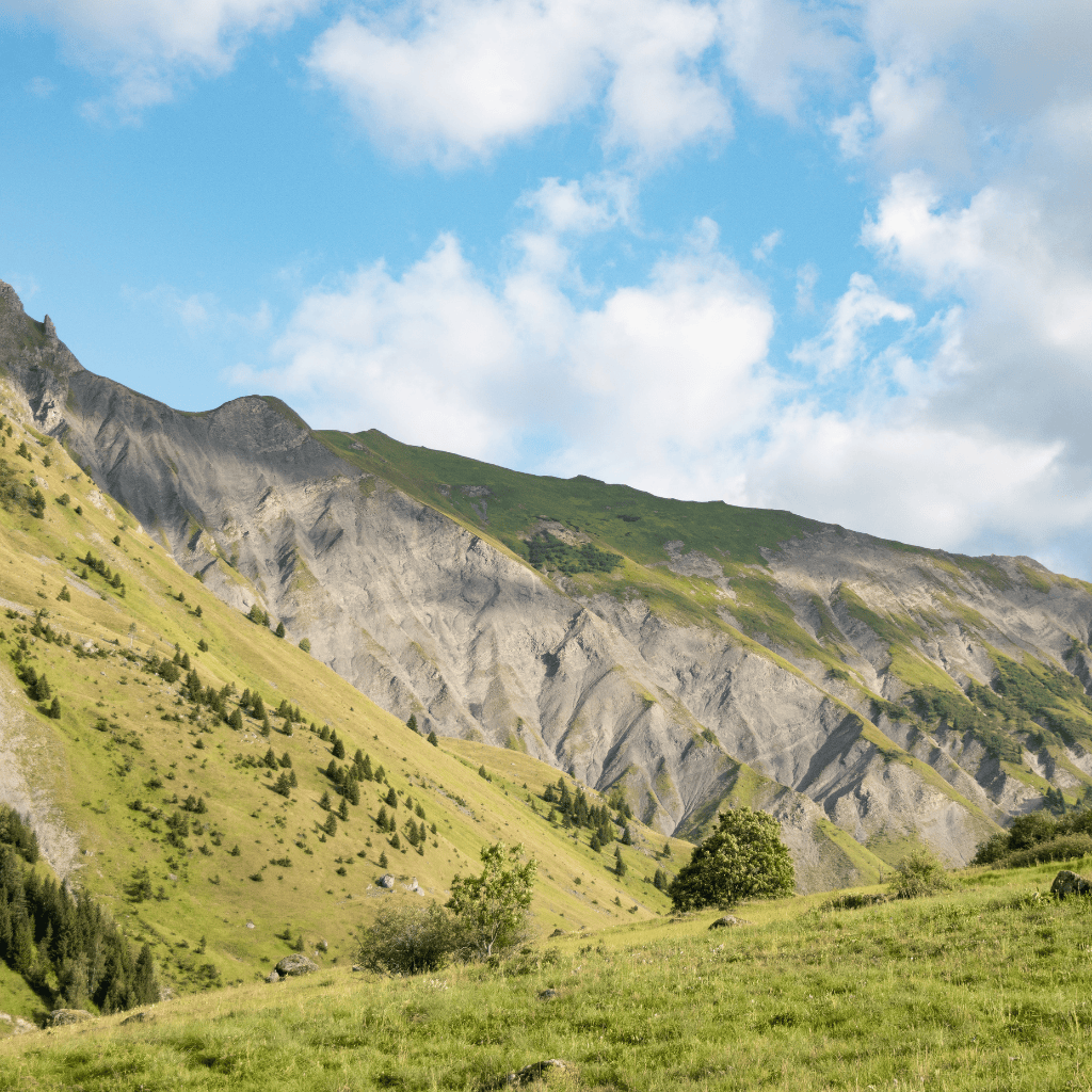 Vue sur la vallée des Belleville dans le domaine des 3 vallées en été