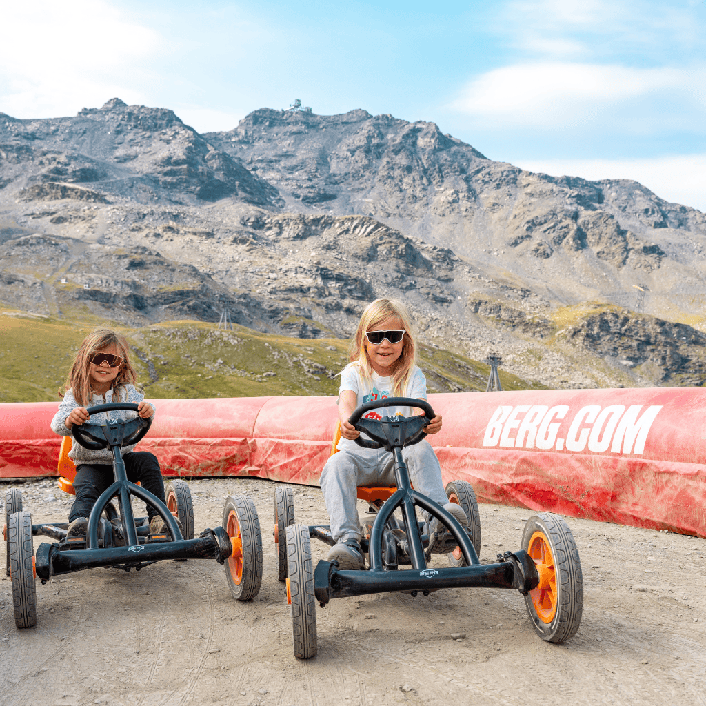Kart à pédales pour enfants à Val Thorens avec une vue sur la montagne.